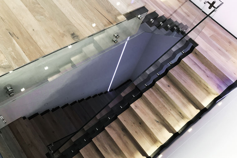 Scara interioara trepte lemn balustrada sticla haute couture